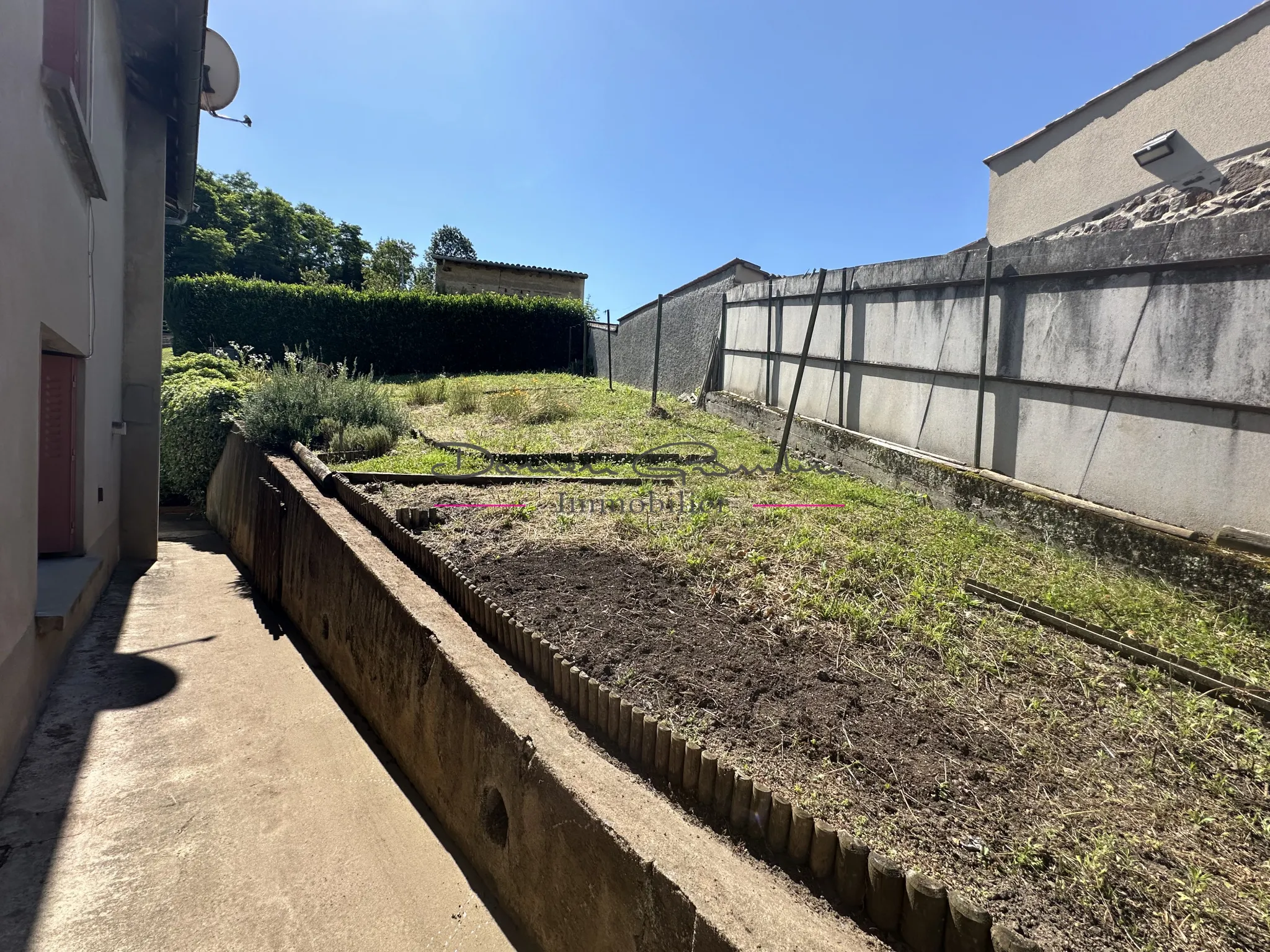 Maison spacieuse à Balbigny avec sous-sol complet et jardin 