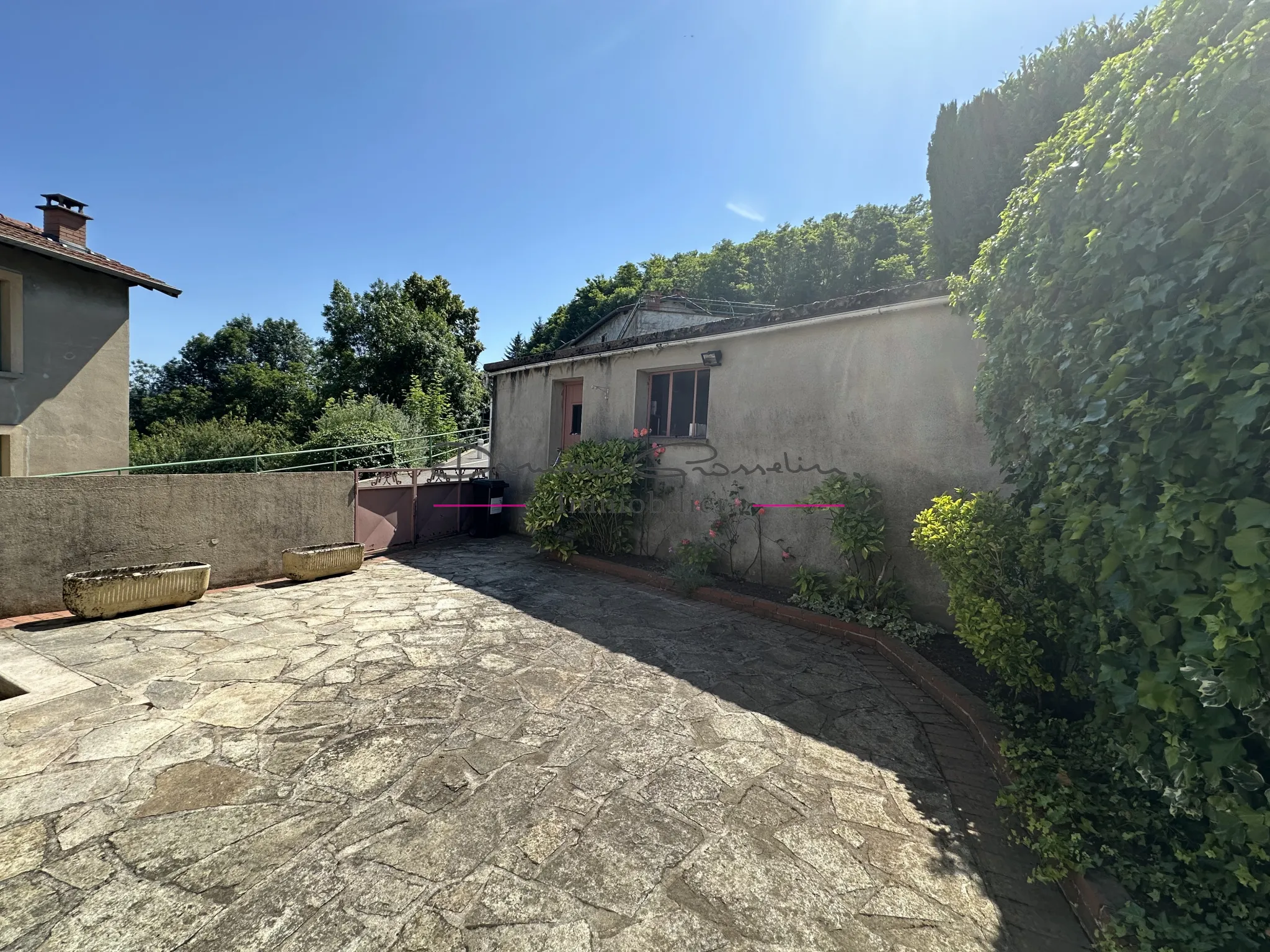 Maison spacieuse à Balbigny avec sous-sol complet et jardin 