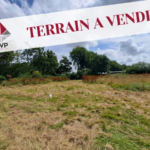 Terrain constructible de 942 m² en vente à Angiens