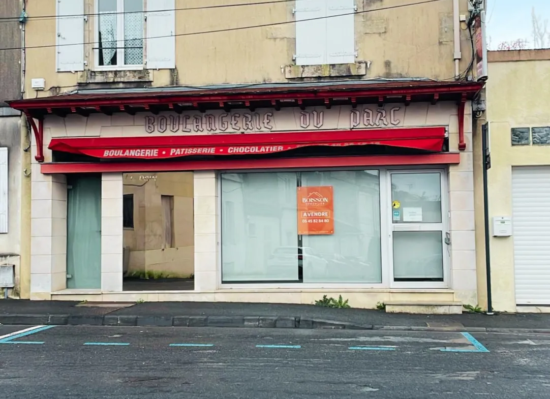 Ensemble immobilier à vendre avec magasin et appartement à Cognac 