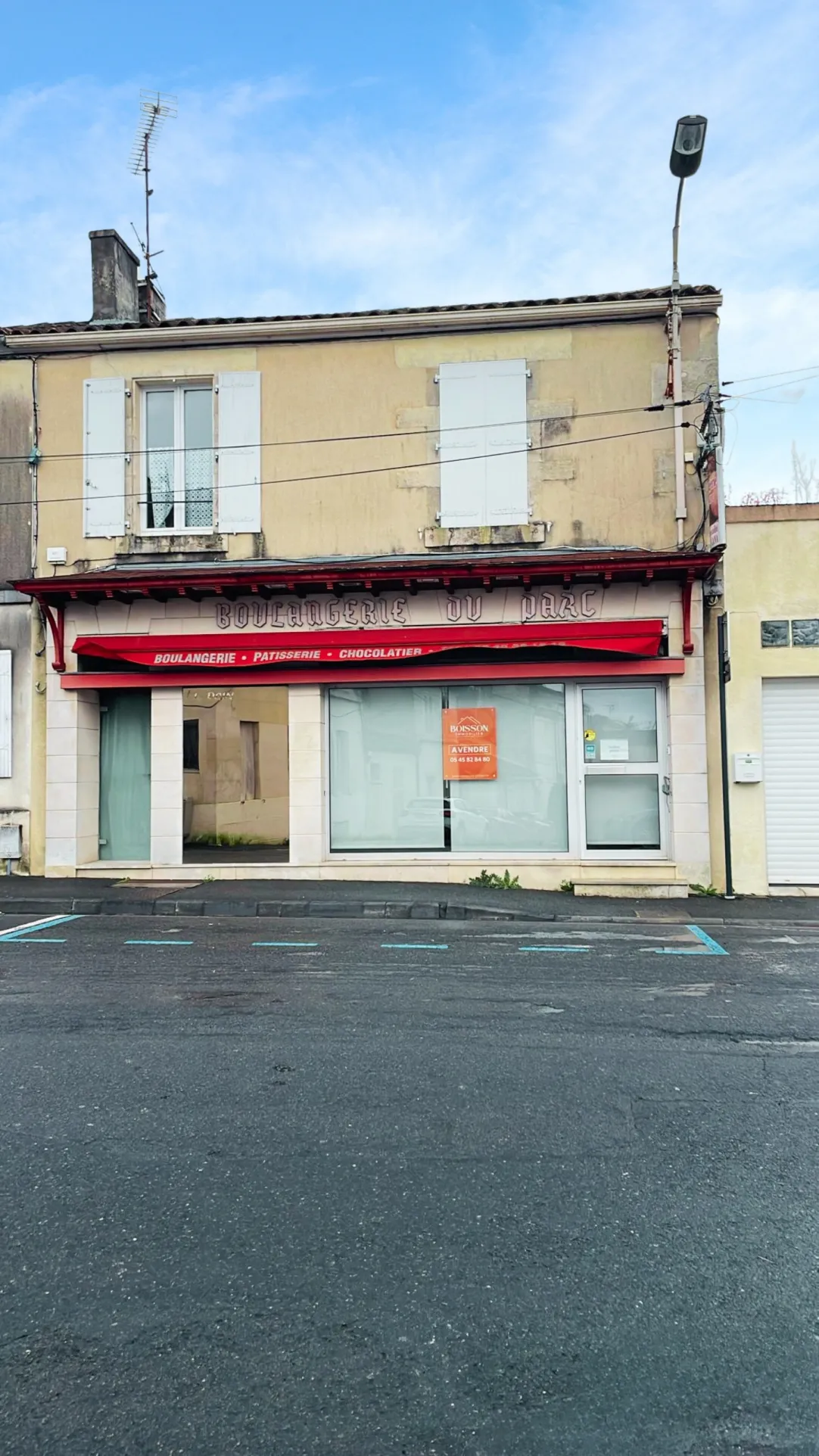 Ensemble immobilier à vendre avec magasin et appartement à Cognac 