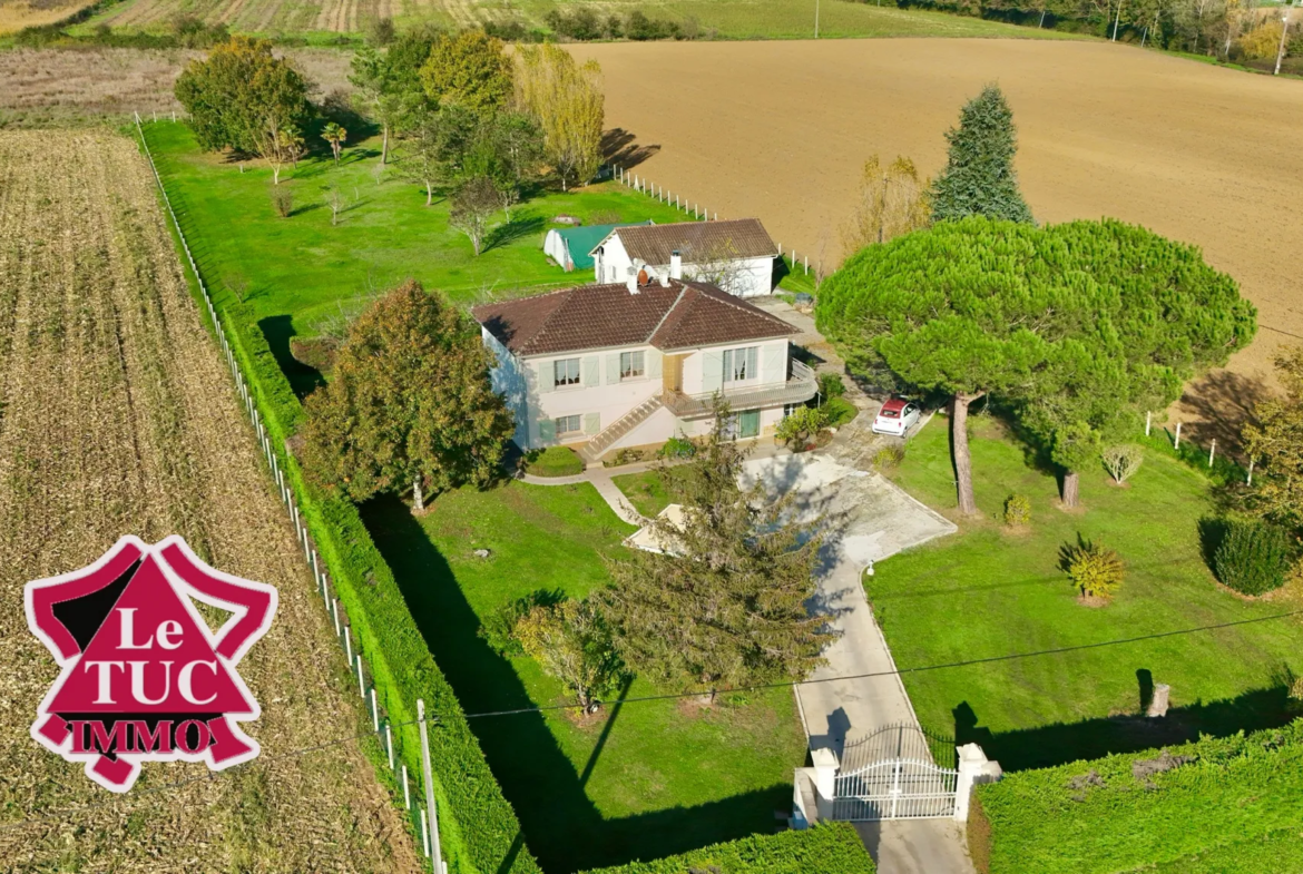 Maison 4 chambres avec double garage et grand jardin à Dausse 