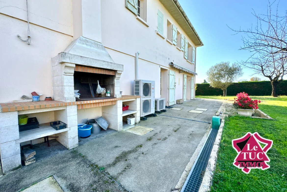 Maison 4 chambres avec double garage et grand jardin à Dausse 