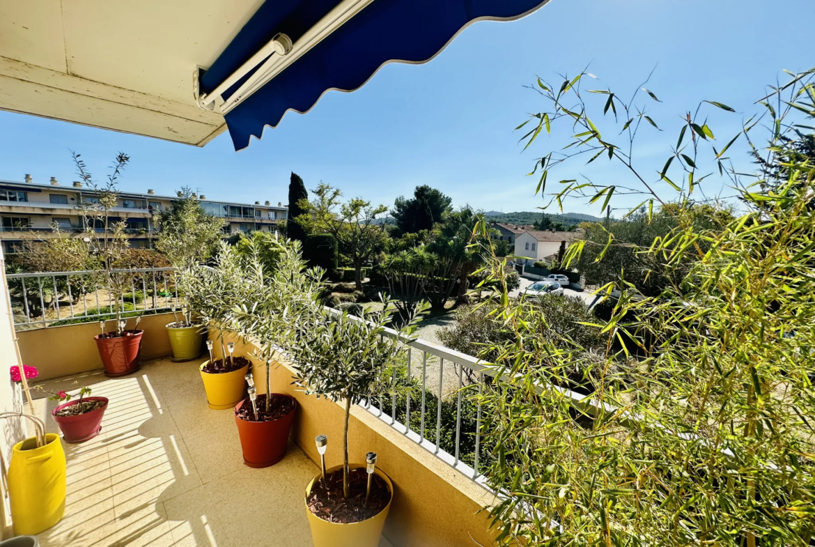 À vendre : Bel appartement avec terrasse et parking à Six Fours les Plages 