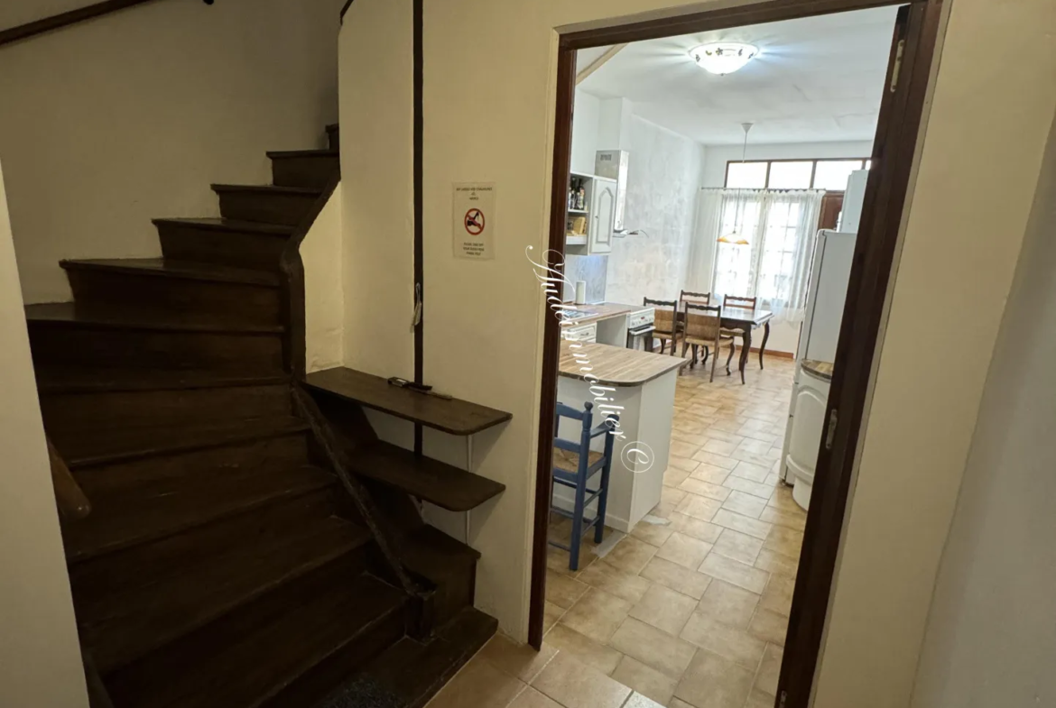 Maison de ville à Limoux avec cour et loggia 