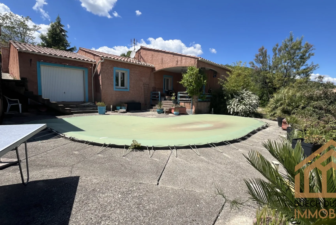 Maison à vendre à Peipin avec piscine et vue dégagée 