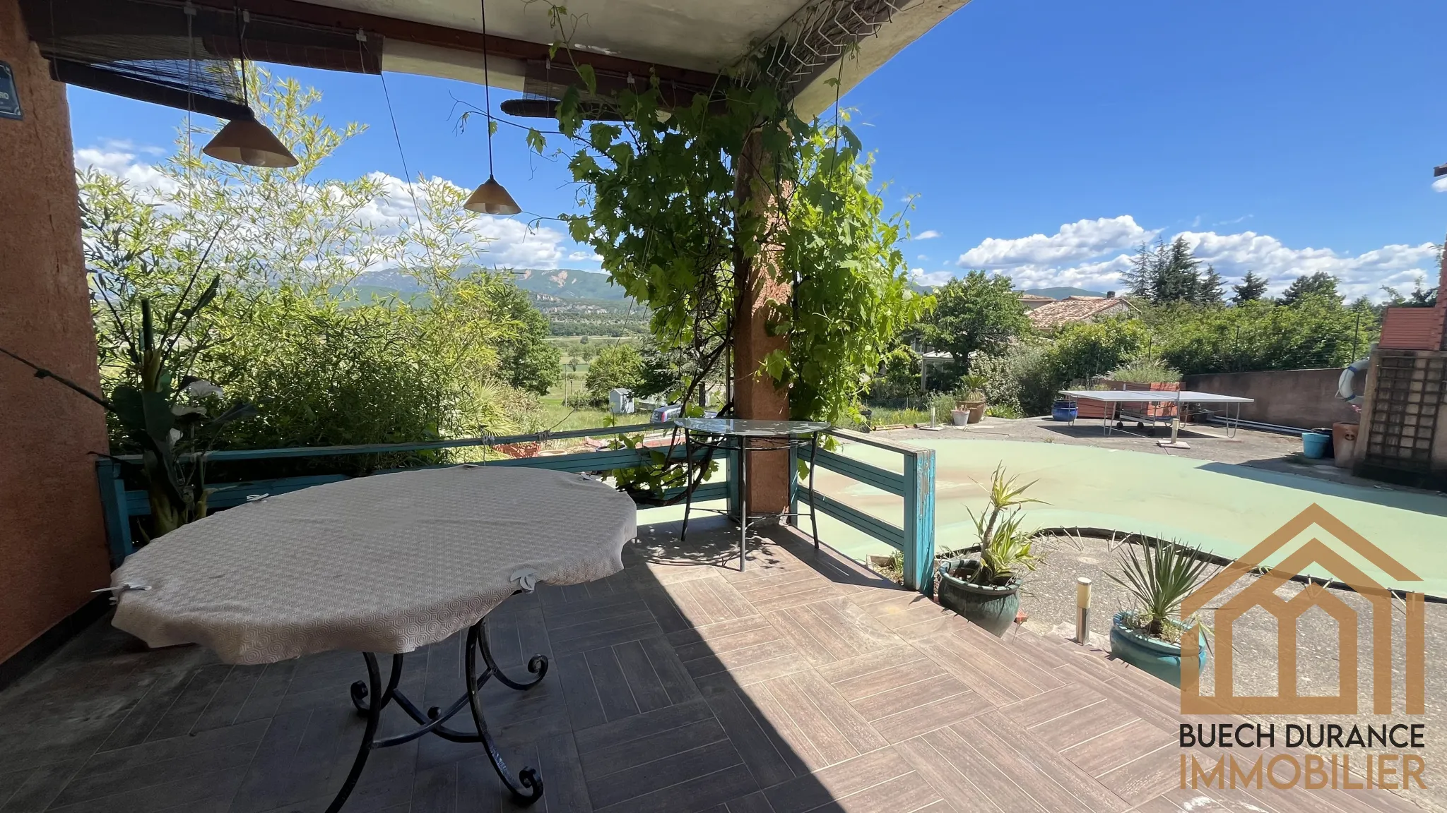 Maison à vendre à Peipin avec piscine et vue dégagée 