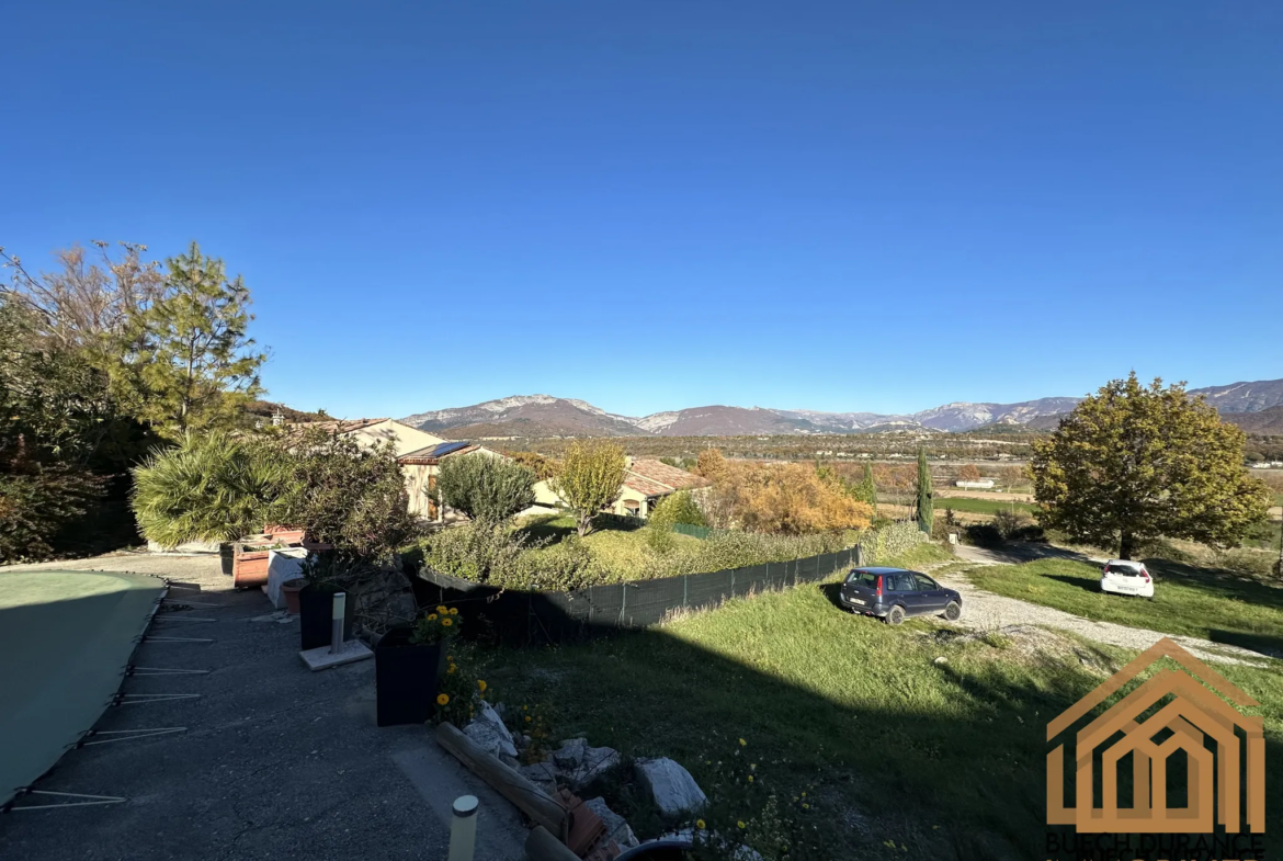 Maison à vendre à Peipin avec piscine et vue dégagée 