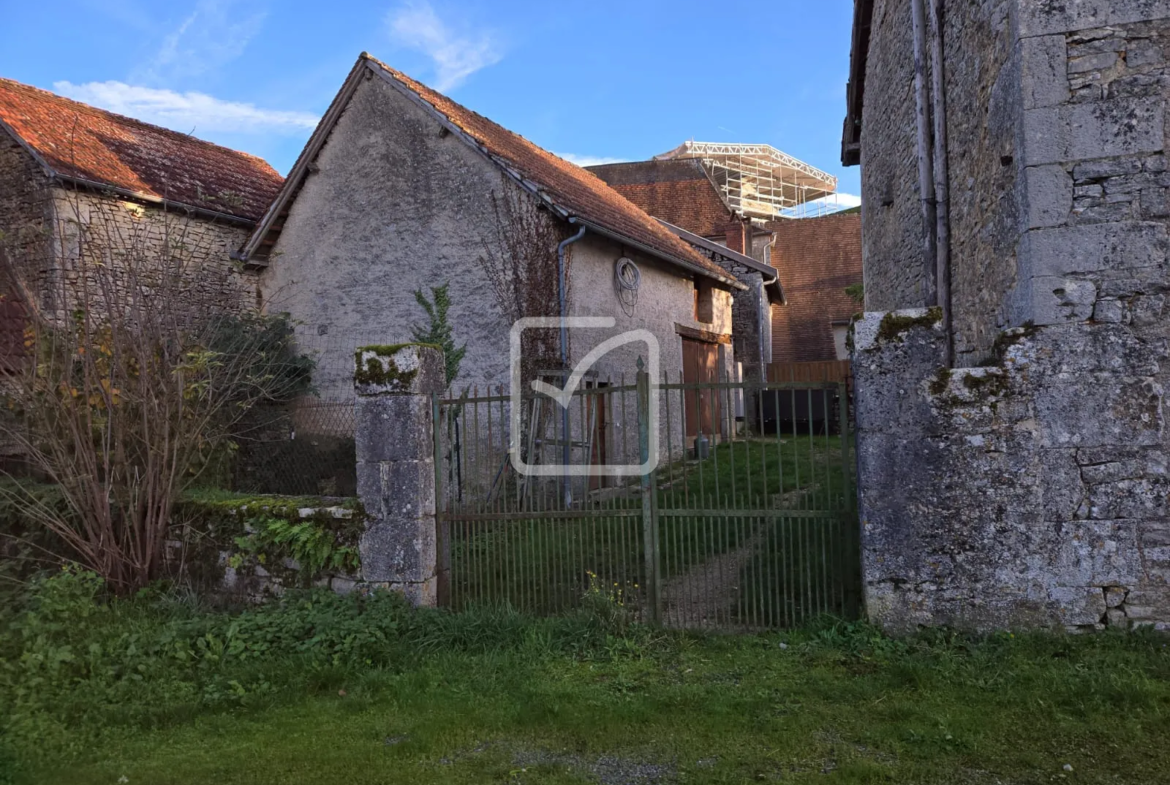 Maison de village de 140 m2 avec dépendances à Thenon 