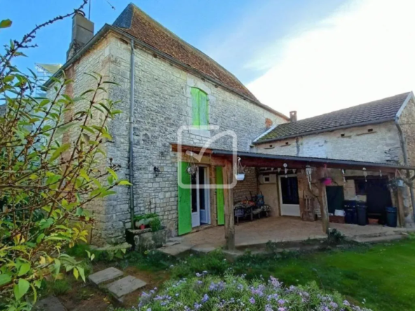 Maison de village de 140 m2 avec dépendances à Thenon