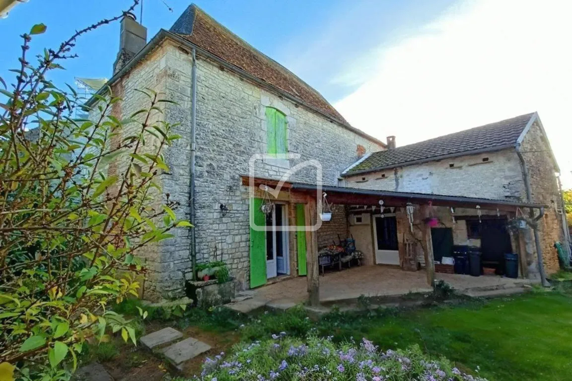 Maison de village de 140 m2 avec dépendances à Thenon 