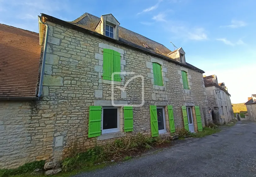 Maison de village de 140 m2 avec dépendances à Thenon 