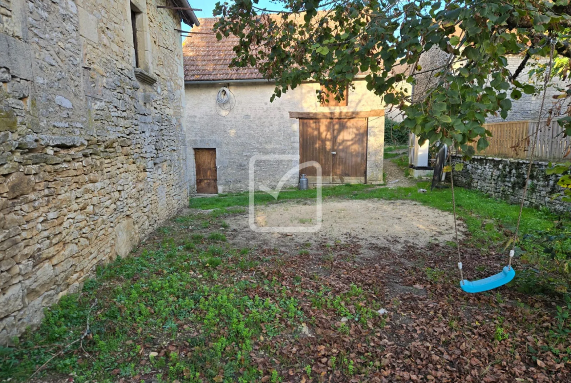 Maison de village de 140 m2 avec dépendances à Thenon 