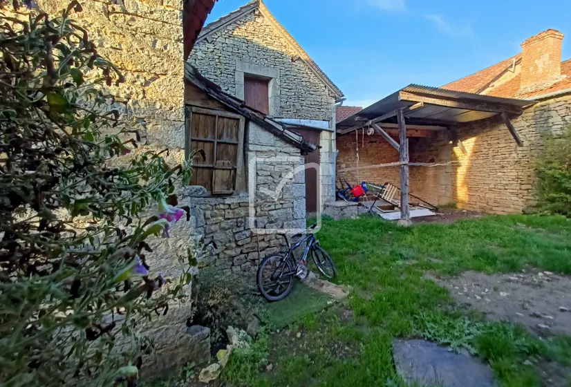 Maison de village de 140 m2 avec dépendances à Thenon 