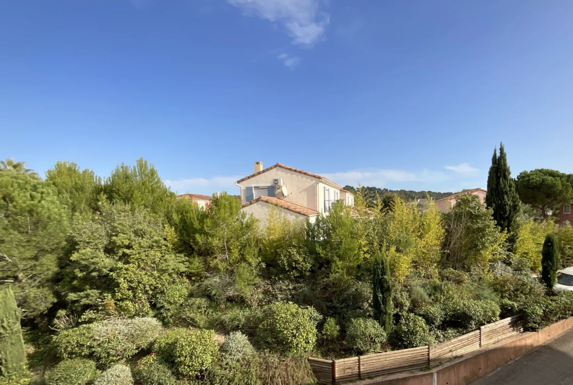 Appartement 2 pièces lumineux en dernier étage avec terrasse à Cannes 