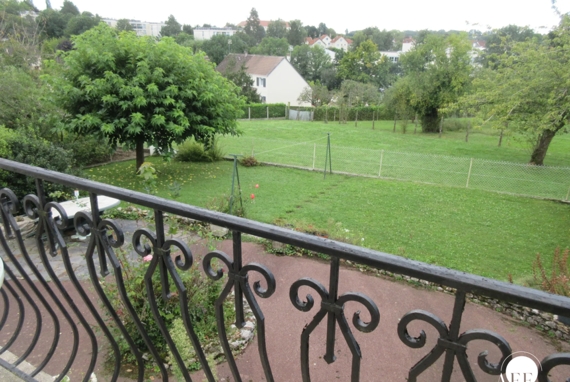 Grande maison indépendante à La Ferté-Gaucher avec sous-sol total 