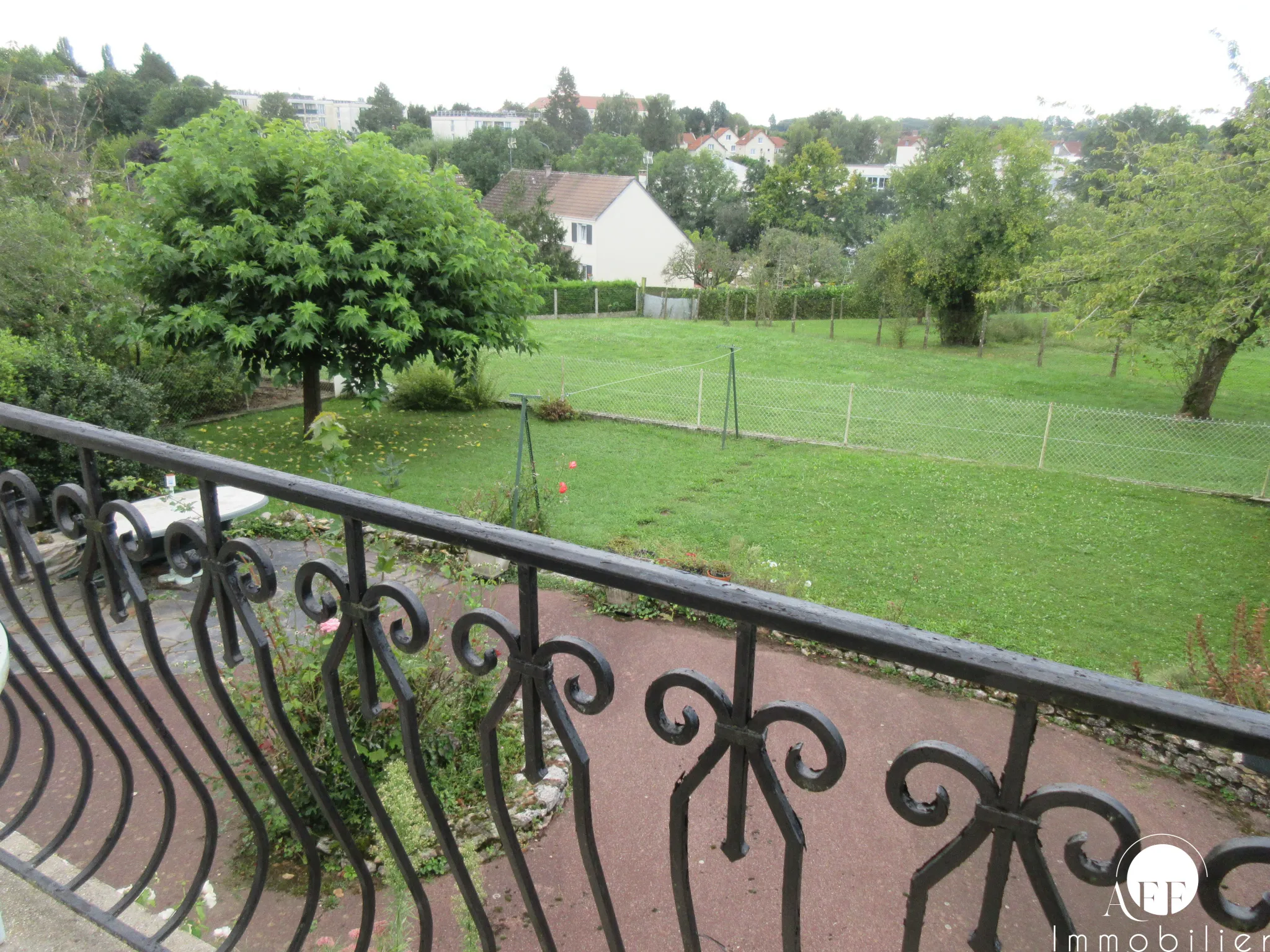 Grande maison indépendante à La Ferté-Gaucher avec sous-sol total 