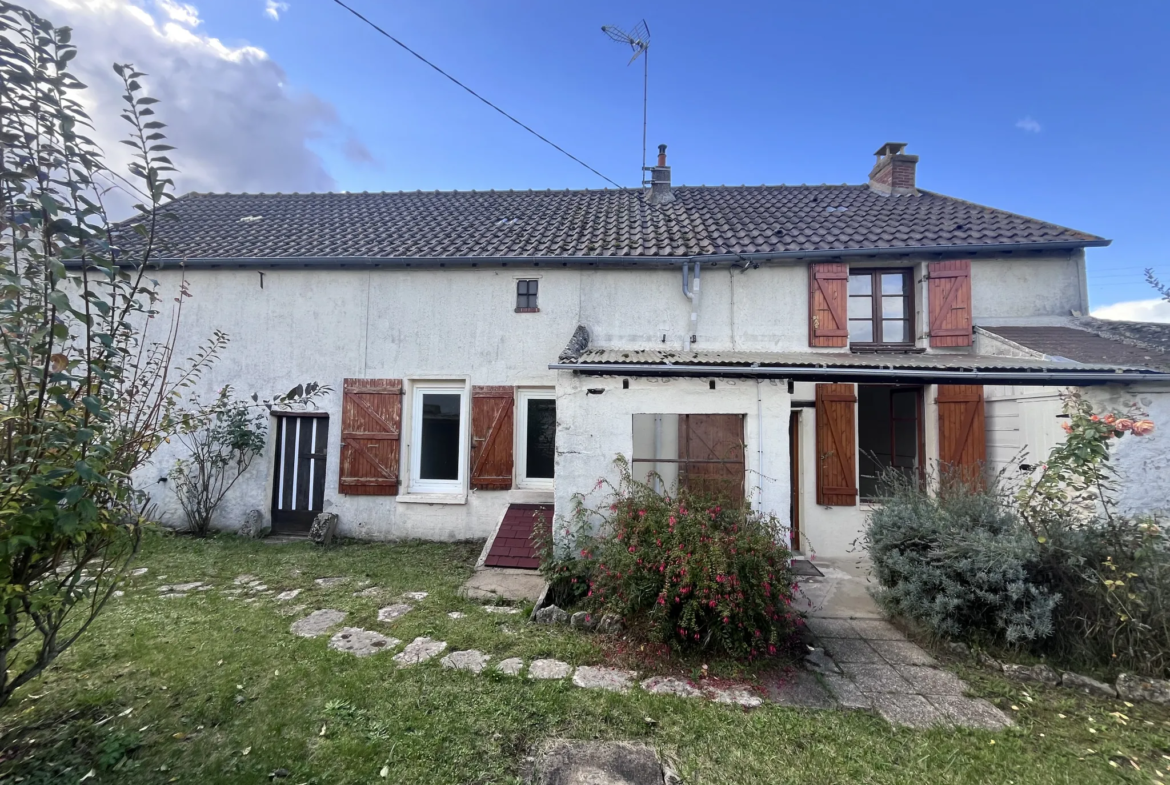 Maison en pierre à rénover à Angerville - 65 m² avec jardin 