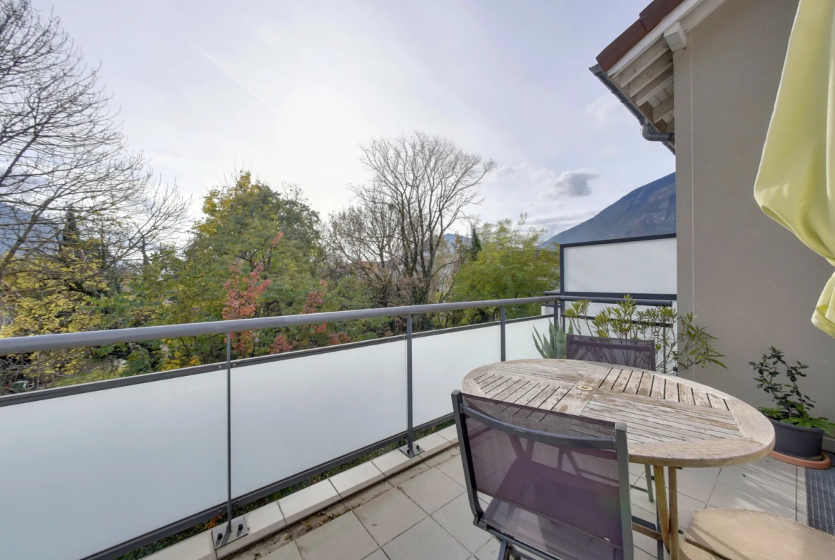 À vendre : Appartement 2 pièces avec balcon à Saint Egrève 