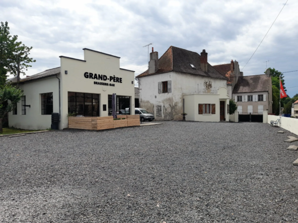 Maison d'habitation avec appartement et restaurant à Saint-Gérand-Le-Puy