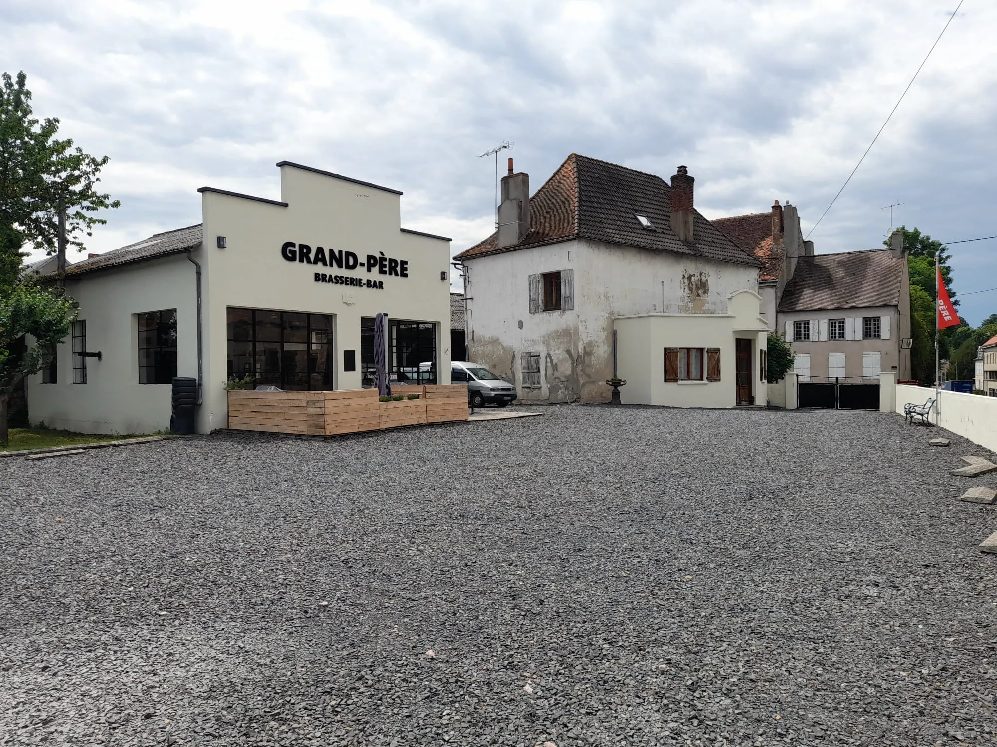 Maison d'habitation avec appartement et restaurant à Saint-Gérand-Le-Puy 