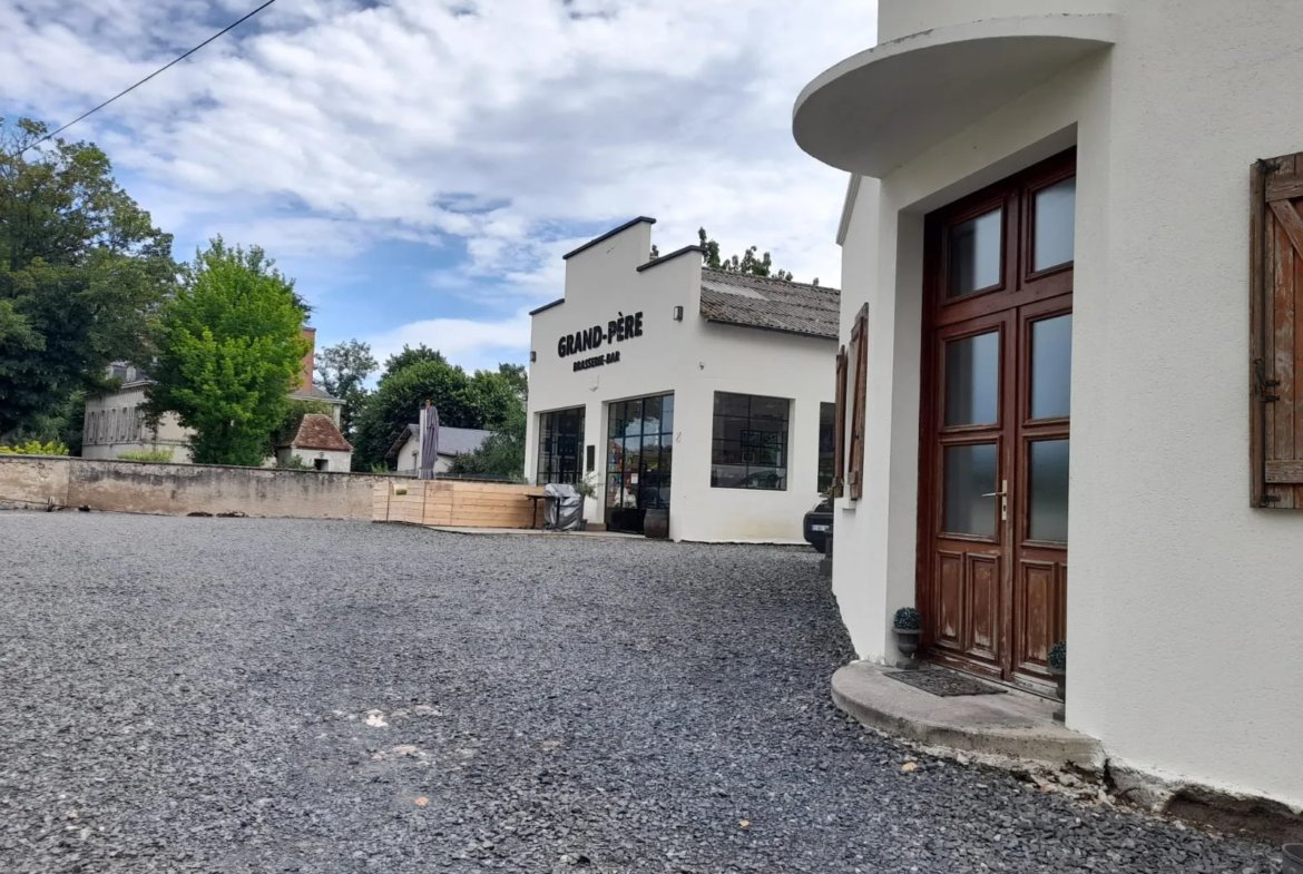 Maison d'habitation avec appartement et restaurant à Saint-Gérand-Le-Puy 