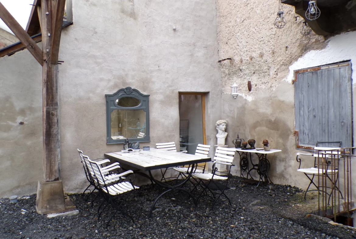 Maison d'habitation avec appartement et restaurant à Saint-Gérand-Le-Puy 