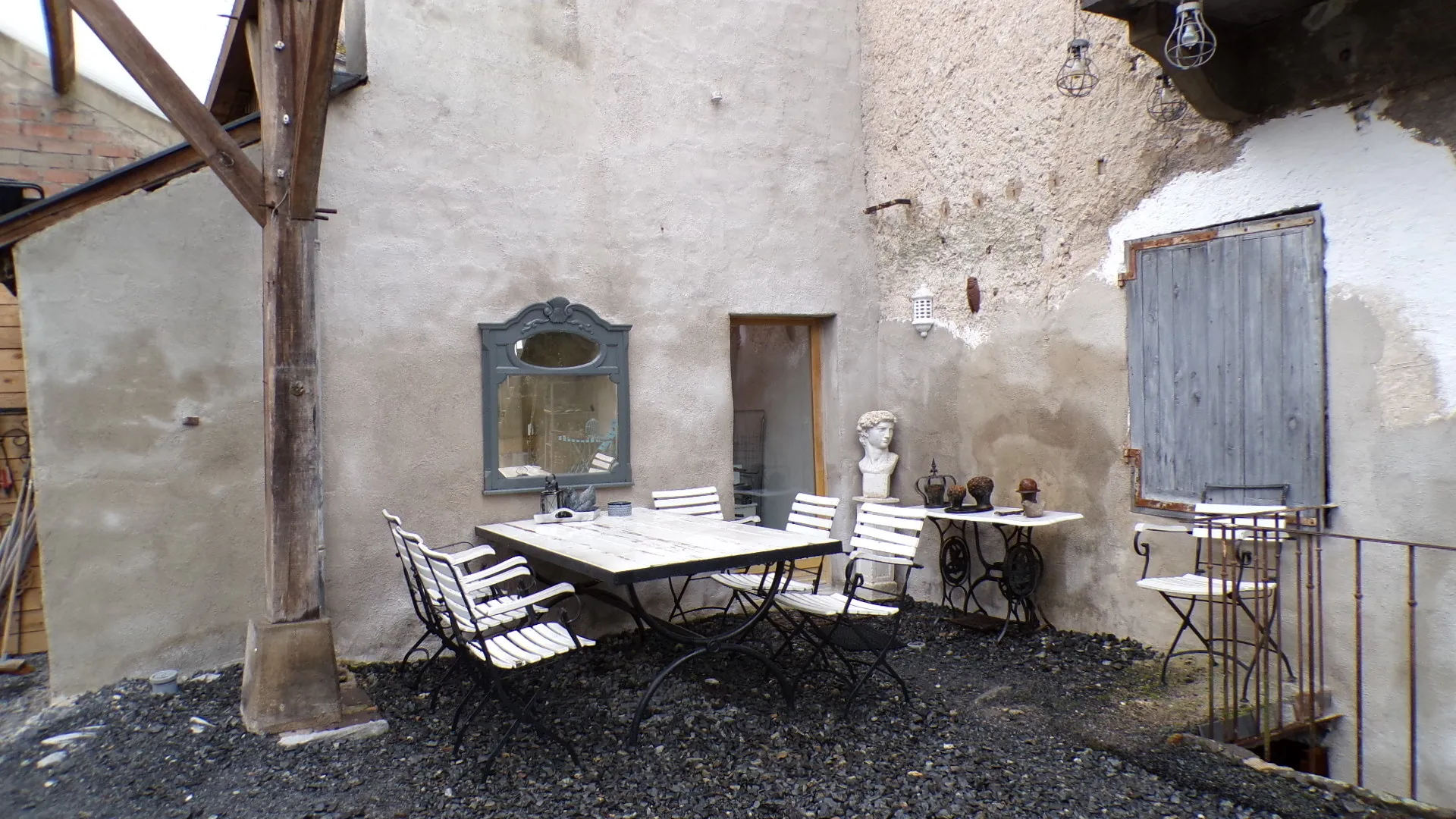 Maison d'habitation avec appartement et restaurant à Saint-Gérand-Le-Puy 