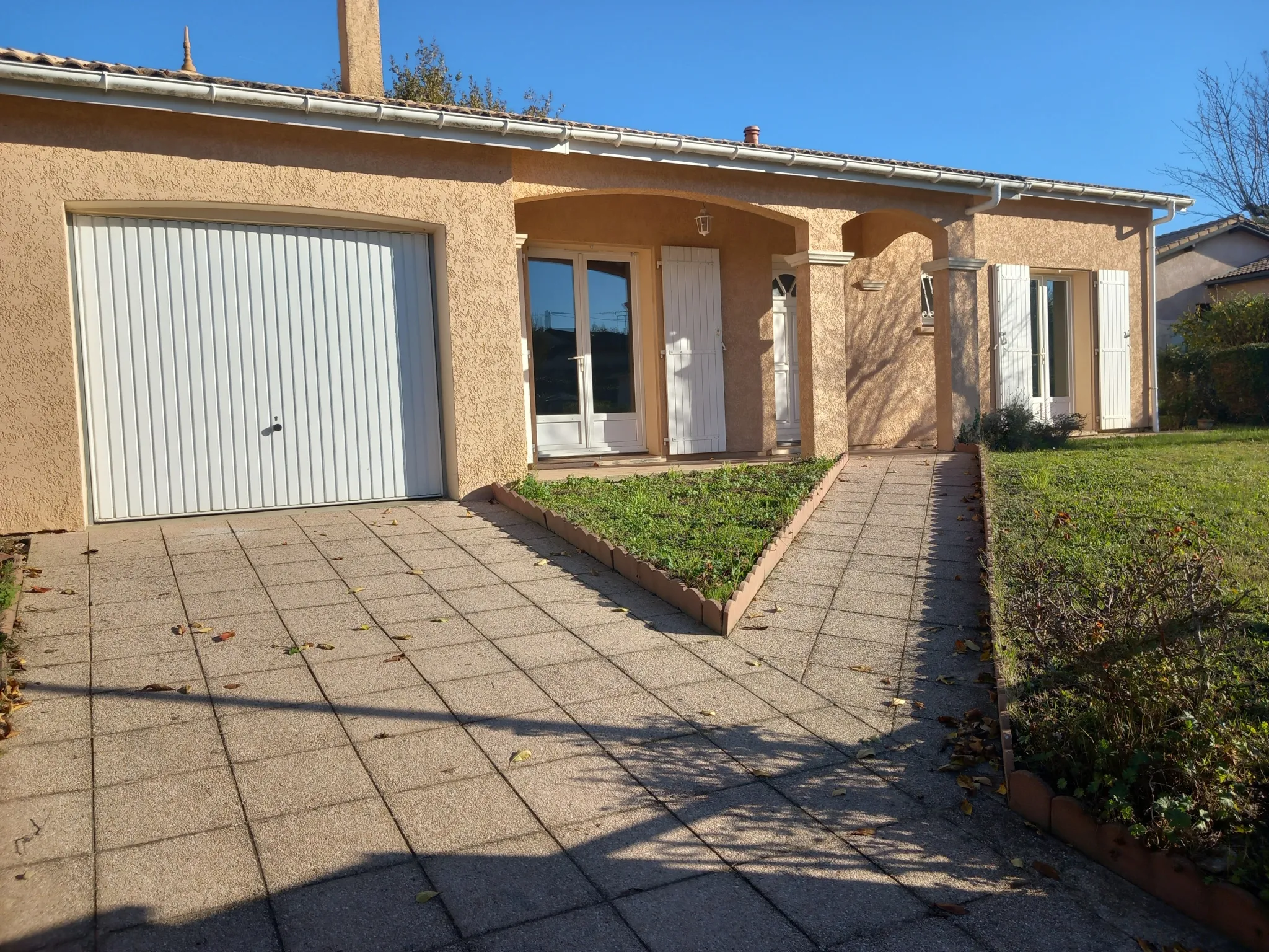 Maison contemporaine rénovée à Langon avec jardin 