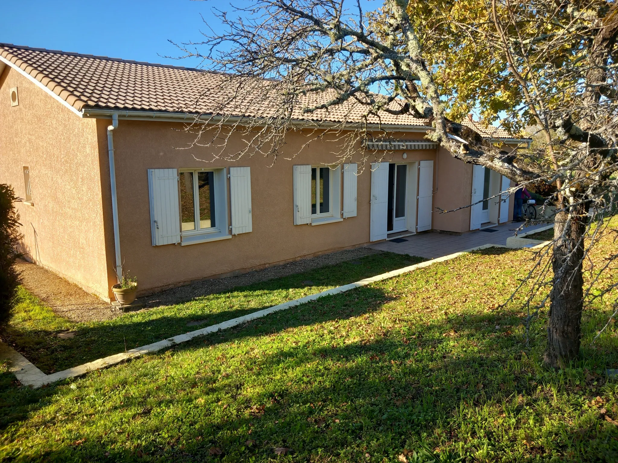 Maison contemporaine rénovée à Langon avec jardin 