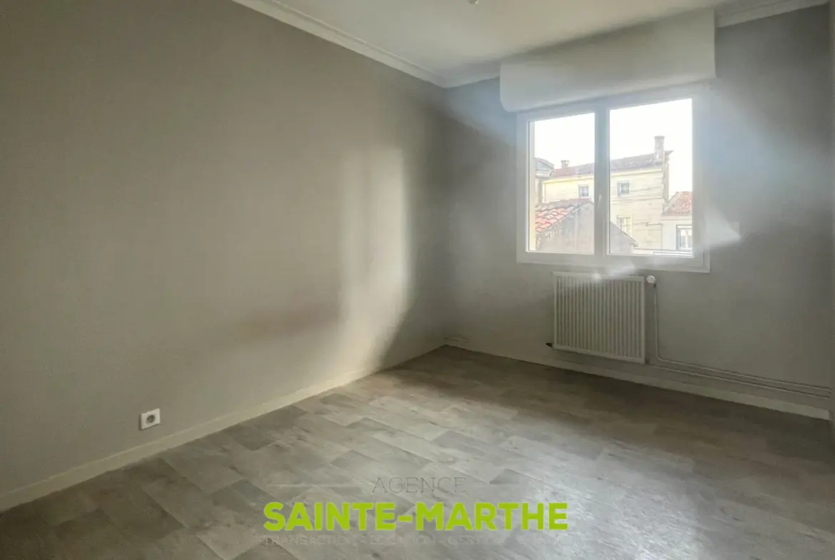 Appartement T3 lumineux à Niort Gare avec balcons et garage 