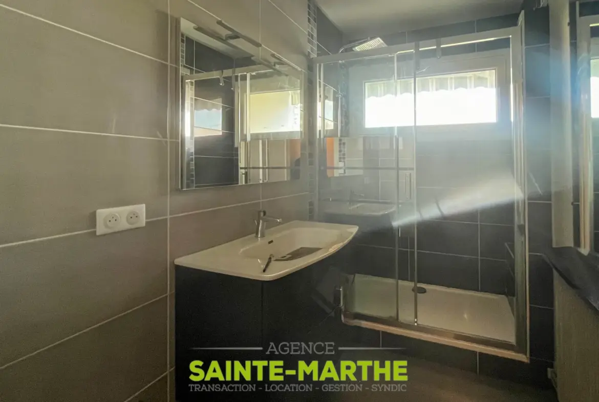 Appartement T3 lumineux à Niort Gare avec balcons et garage 