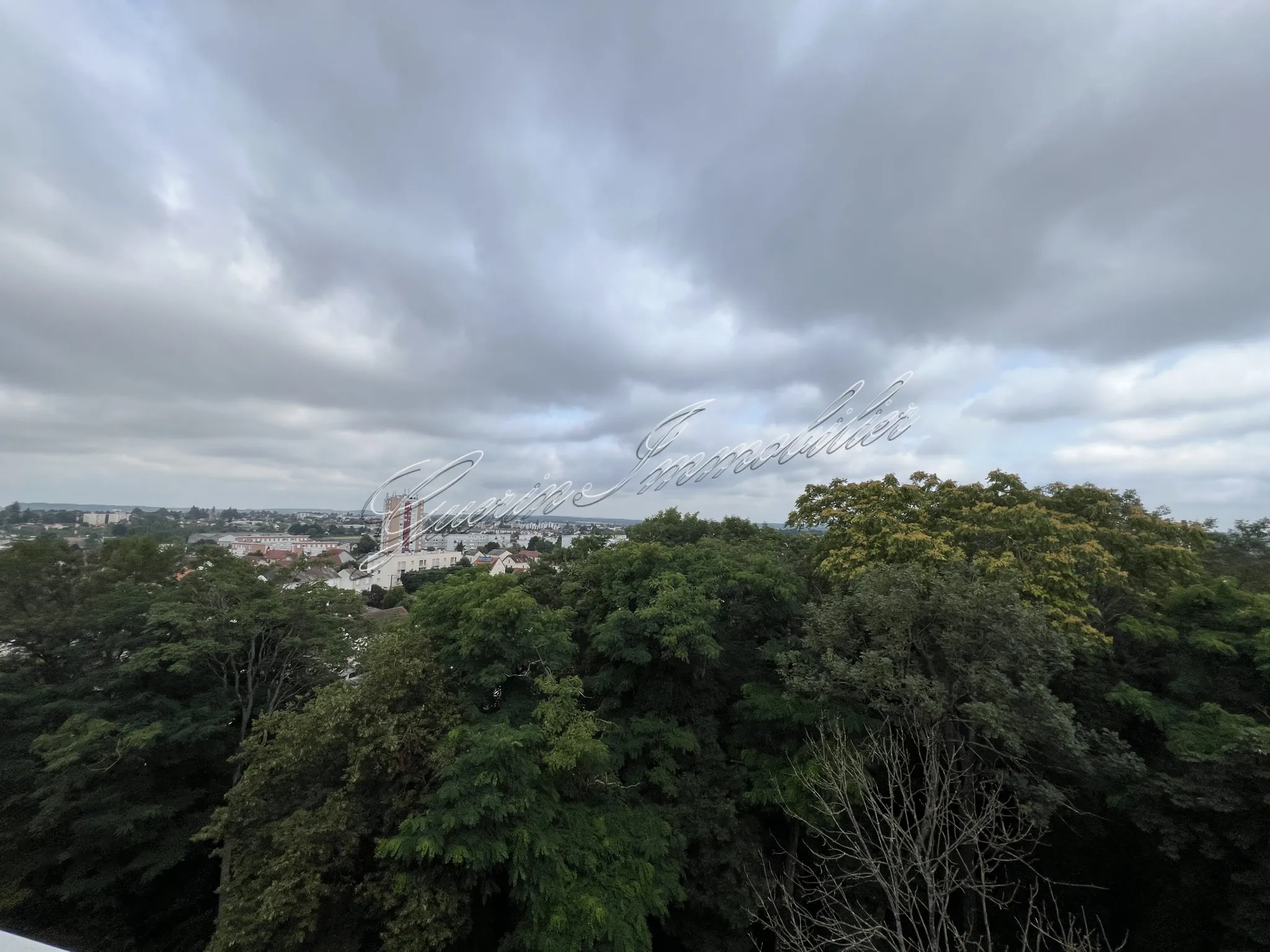 Appartement lumineux de 79 m² à Nevers avec balcons et parc 