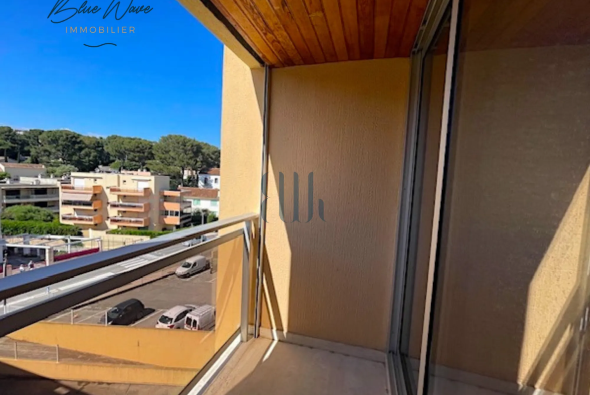 Appartement T2 avec aperçu sur mer à Cavalaire-sur-Mer 