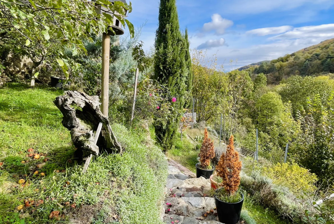 Maison historique de 75 m² avec terrain à Saint-Julien-Du-Gua 