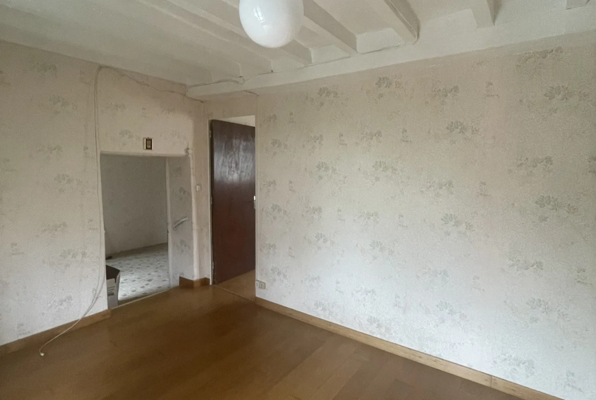 Maison de bourg à rénover à Genest Saint Isle - 117 m² - 111 300 € 