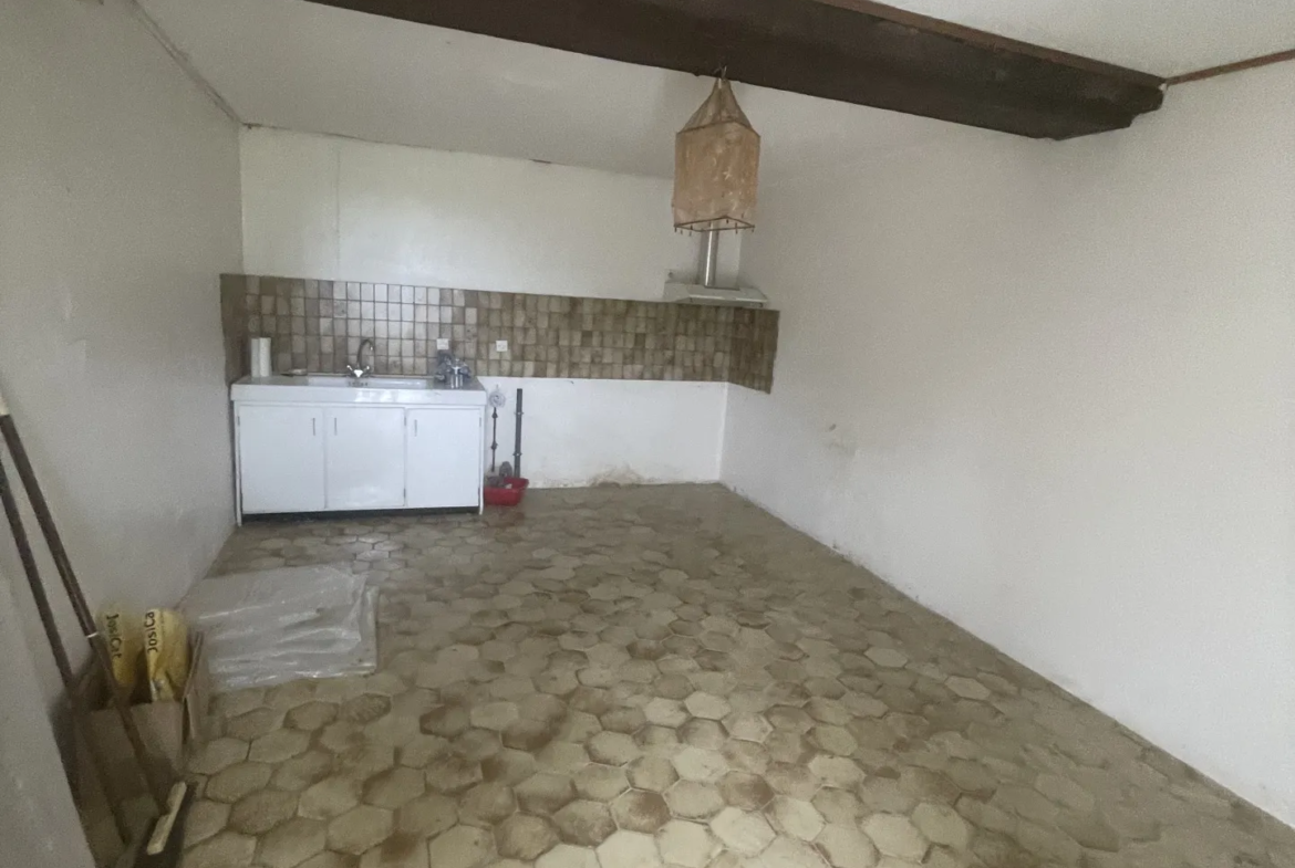 Maison de bourg à rénover à Genest Saint Isle - 117 m² - 111 300 € 