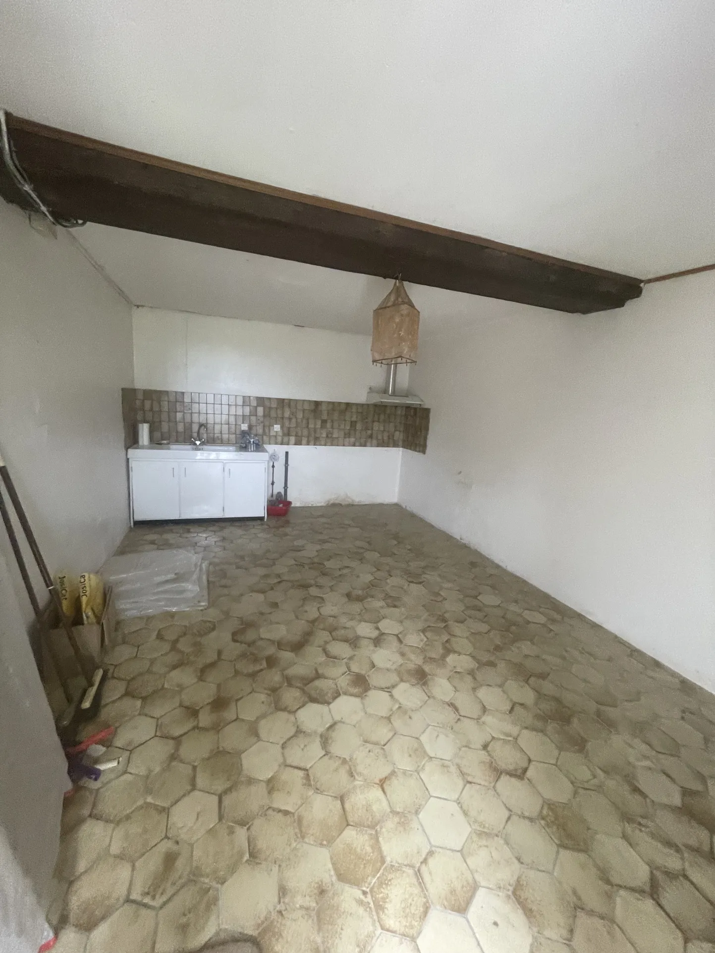 Maison de bourg à rénover à Genest Saint Isle - 117 m² - 111 300 € 