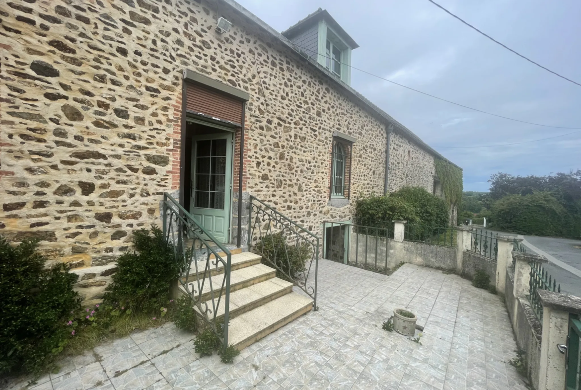 Maison de bourg à rénover à Genest Saint Isle - 117 m² - 111 300 € 