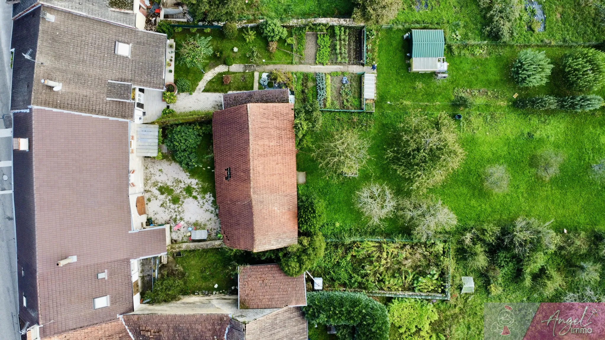 Maison en pierre avec dépendances à Authume 