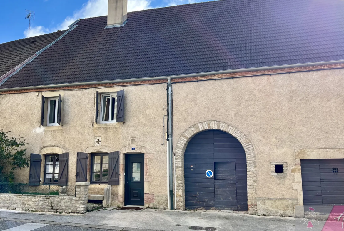 Maison en pierre avec dépendances à Authume 