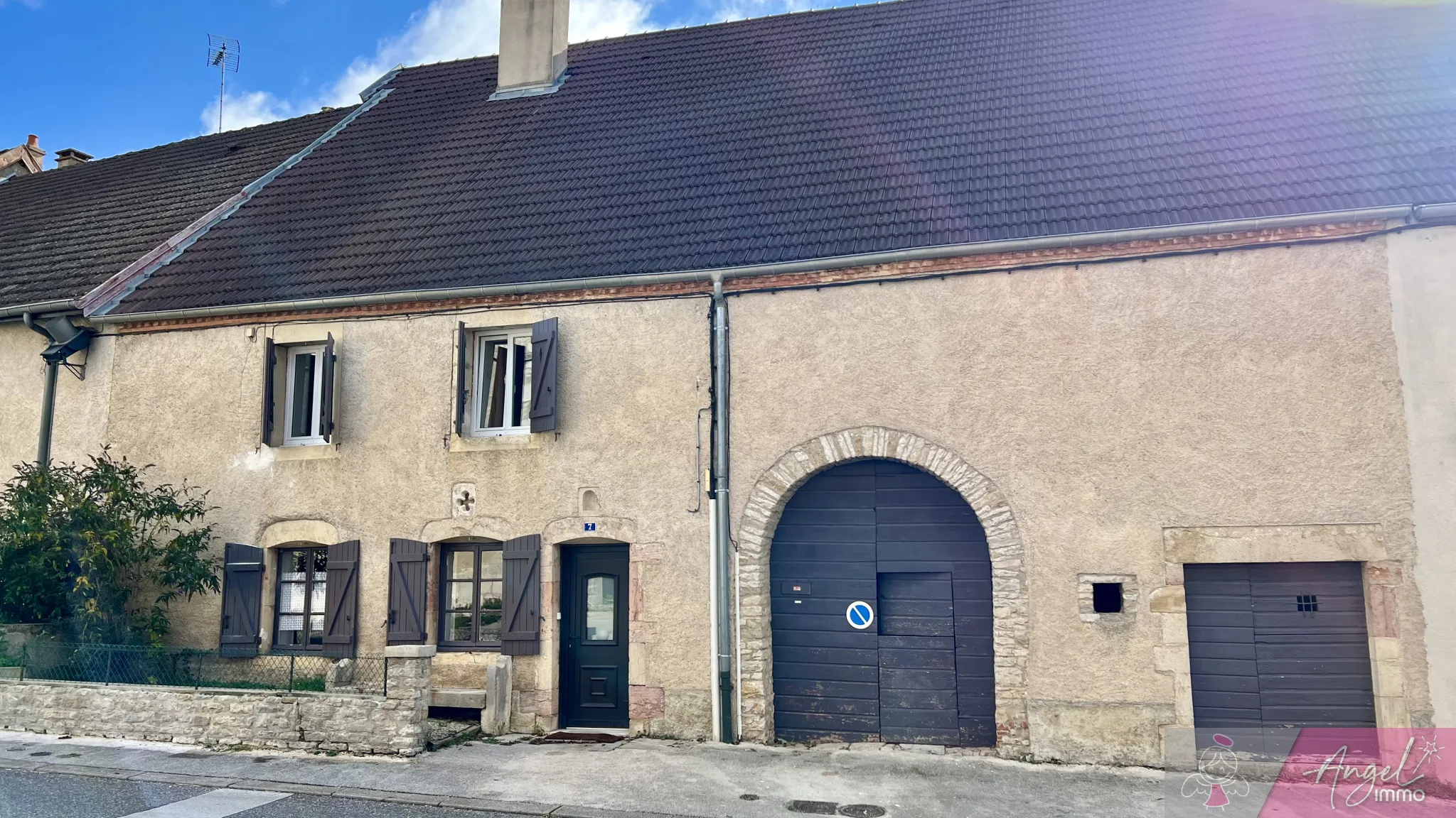 Maison en pierre avec dépendances à Authume 