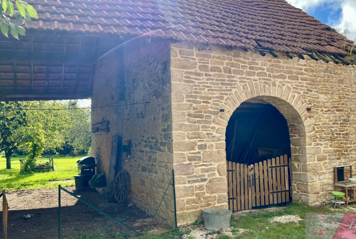 Maison en pierre avec dépendances à Authume 