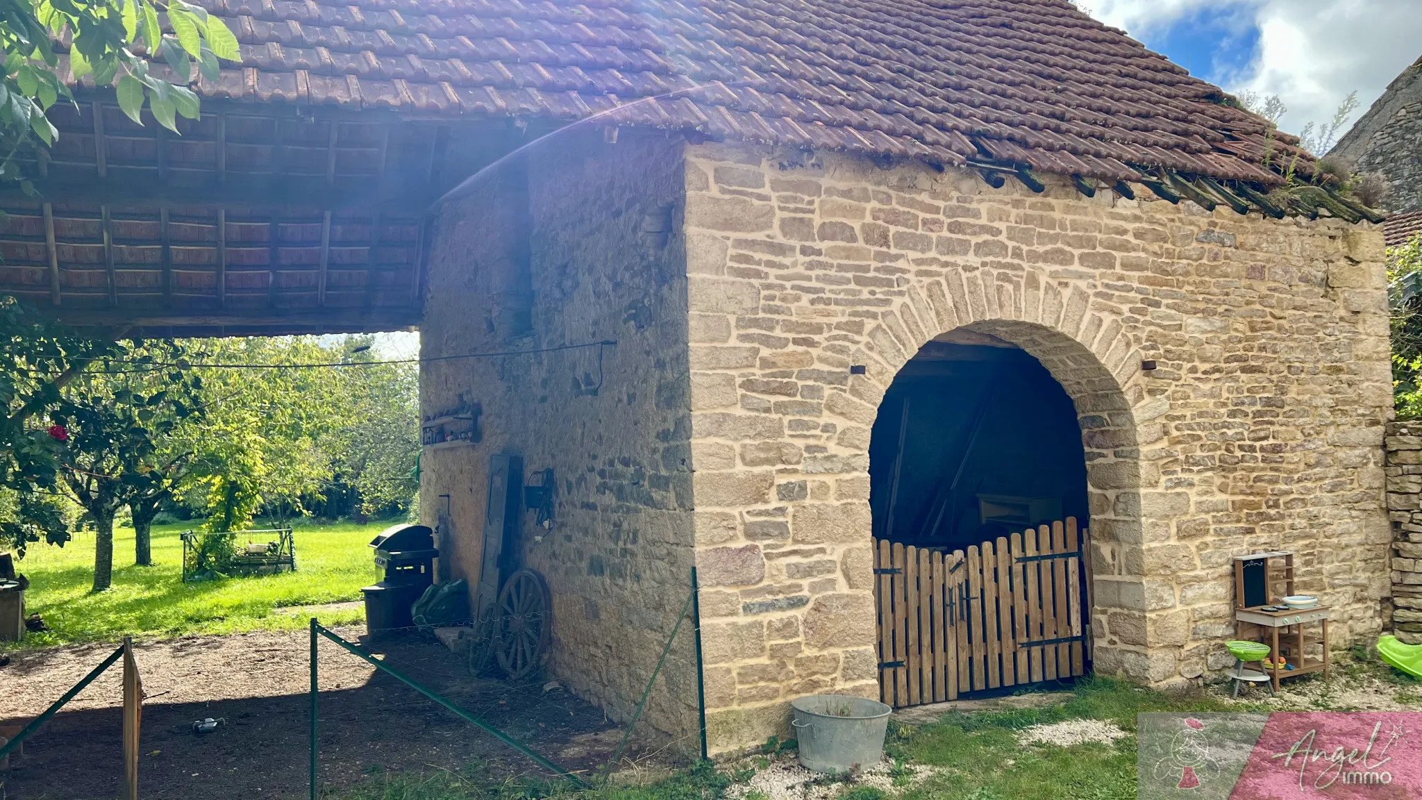 Maison en pierre avec dépendances à Authume 