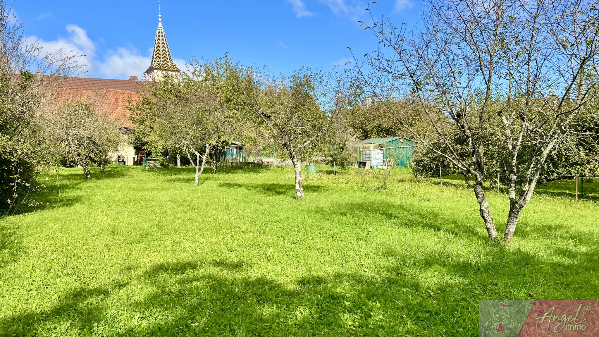 Maison en pierre avec dépendances à Authume 