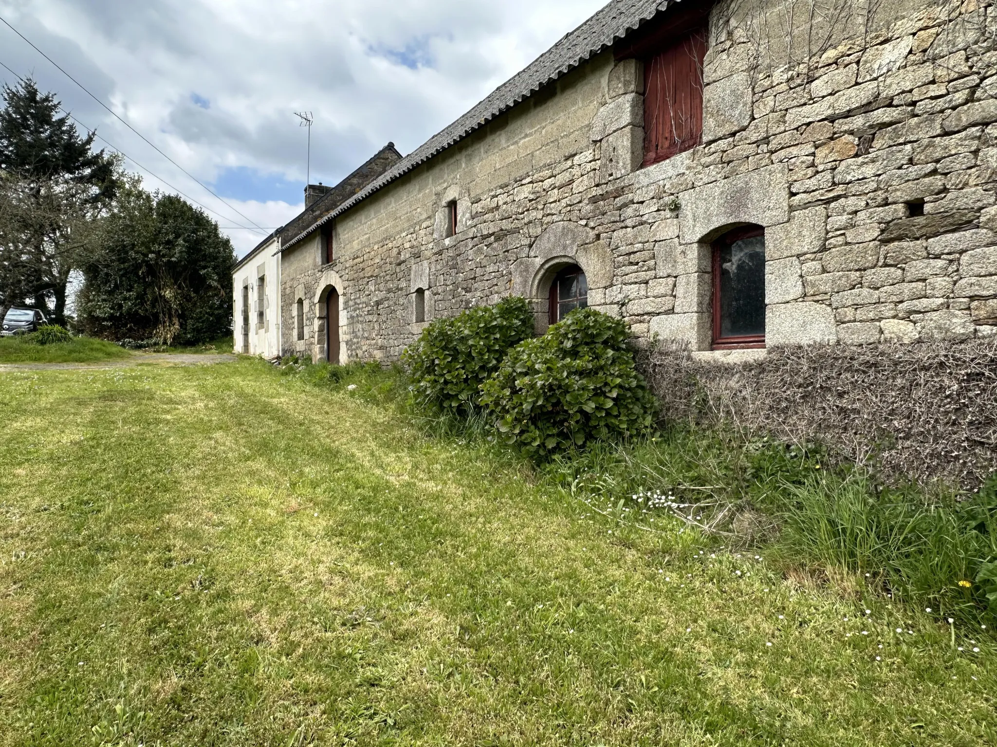 Maison de Village à Guenin avec Terrain et Longère à Rénovation 