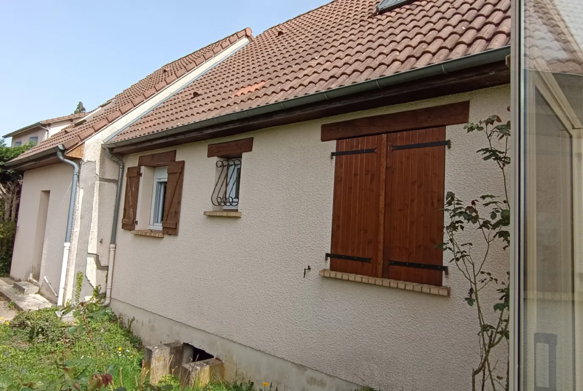 Maison au calme avec vie de plain pied à Espinasse Vozelle 