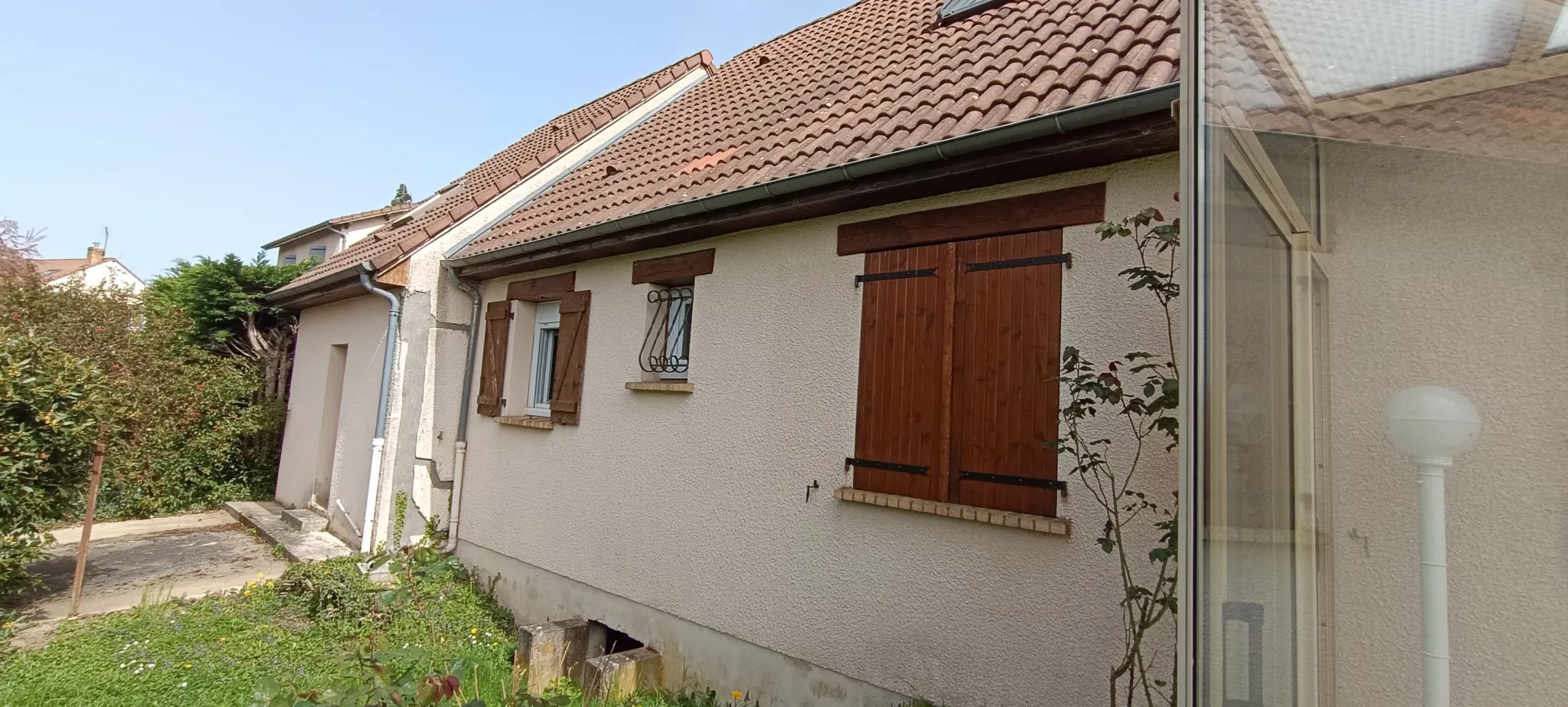 Maison au calme avec vie de plain pied à Espinasse Vozelle 