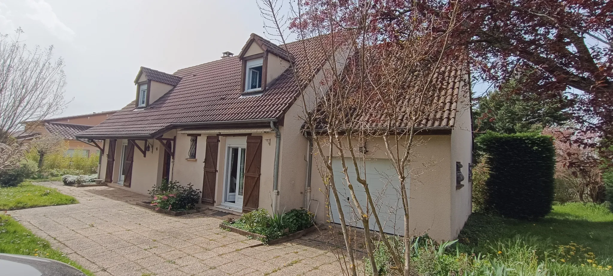 Maison au calme avec vie de plain pied à Espinasse Vozelle 