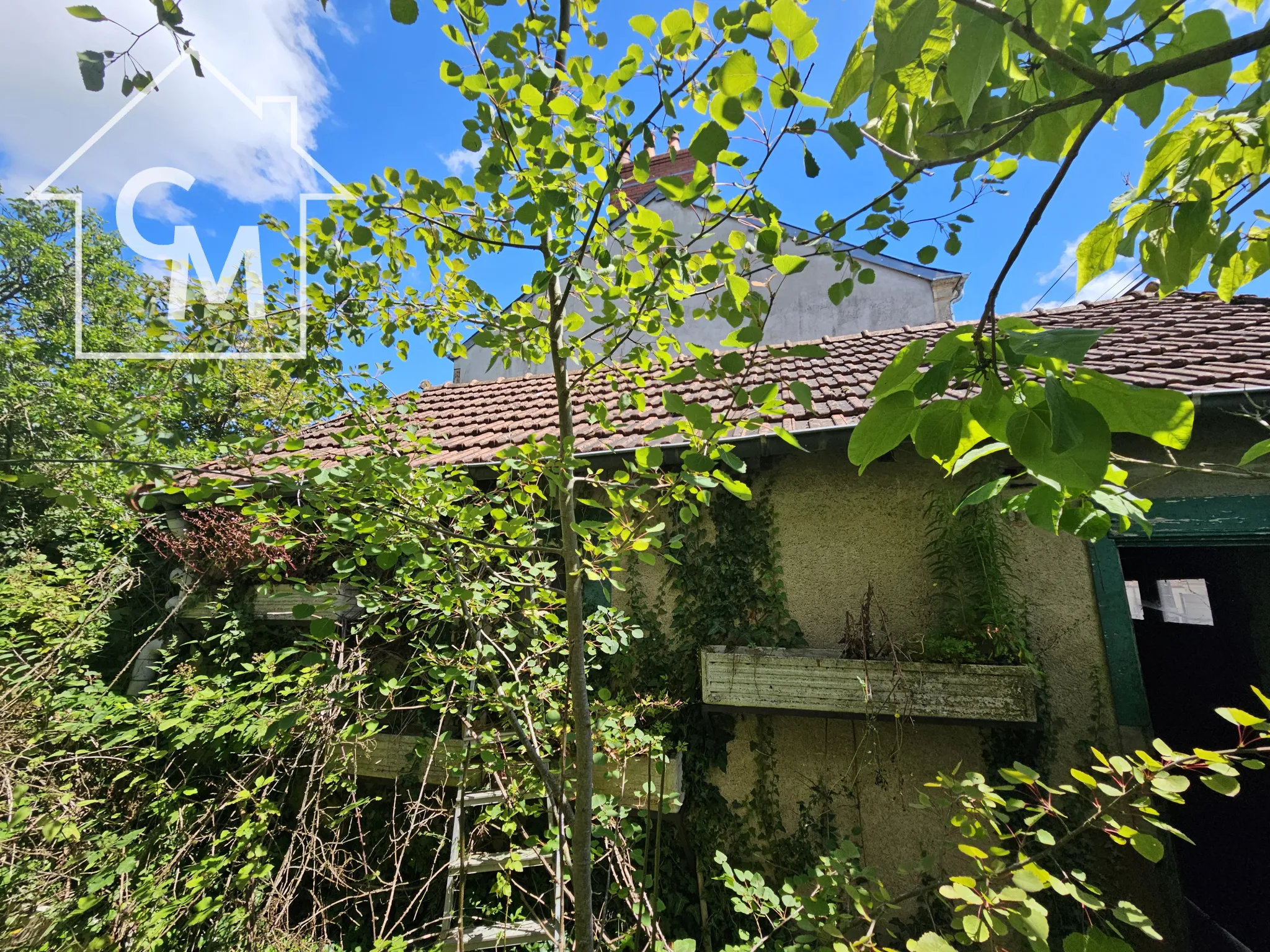 Maison avec jardin clos et garage à Torteron 18320 